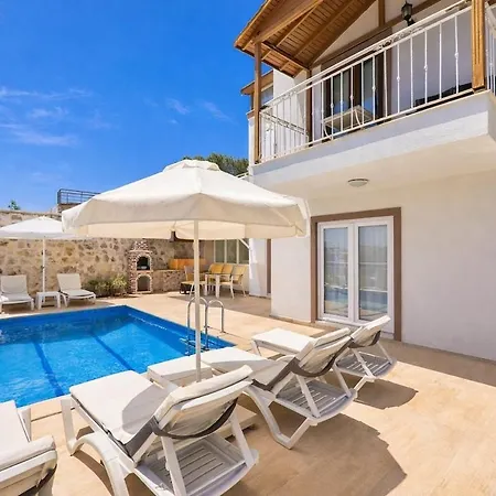 Kalkan'da Deniz Manzarali 6 Kisilik Villa