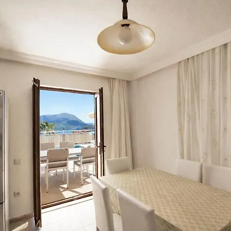Kalkan'da Deniz Manzarali 6 Kisilik Villa