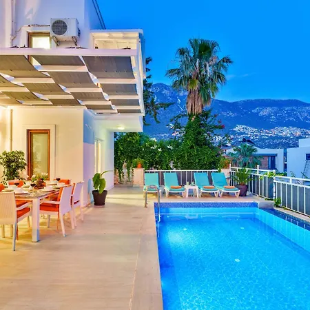 Kalkan'da Deniz Manzarali 6 Kisilik Villa