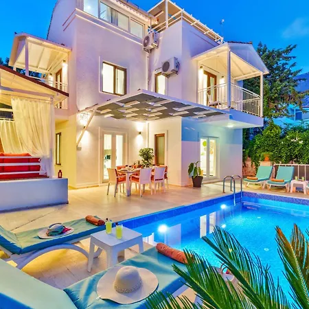Kalkan'da Deniz Manzarali 6 Kisilik Villa *