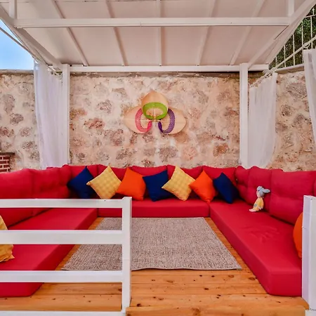 Kalkan'da Deniz Manzarali 6 Kisilik Villa