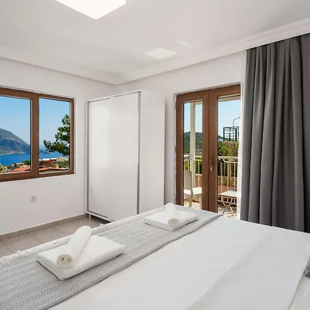 Kalkan'da Deniz Manzarali 6 Kisilik Villa *