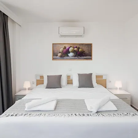 Kalkan'da Deniz Manzarali 6 Kisilik Villa