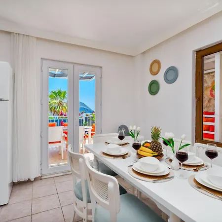 Kalkan'da Deniz Manzarali 6 Kisilik Kas