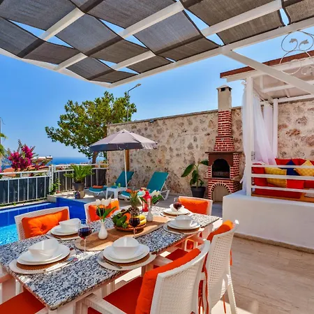 Kalkan'da Deniz Manzarali 6 Kisilik Villa *