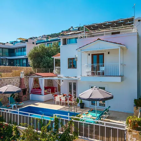 Kalkan'da Deniz Manzarali 6 Kisilik Villa