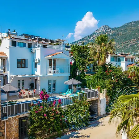 Kalkan'da Deniz Manzarali 6 Kisilik Villa *